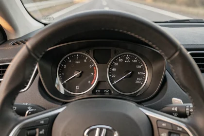 Tableau de bord de voiture avec compteur de vitesse affichant les miles par heure et les kilomètres par heure